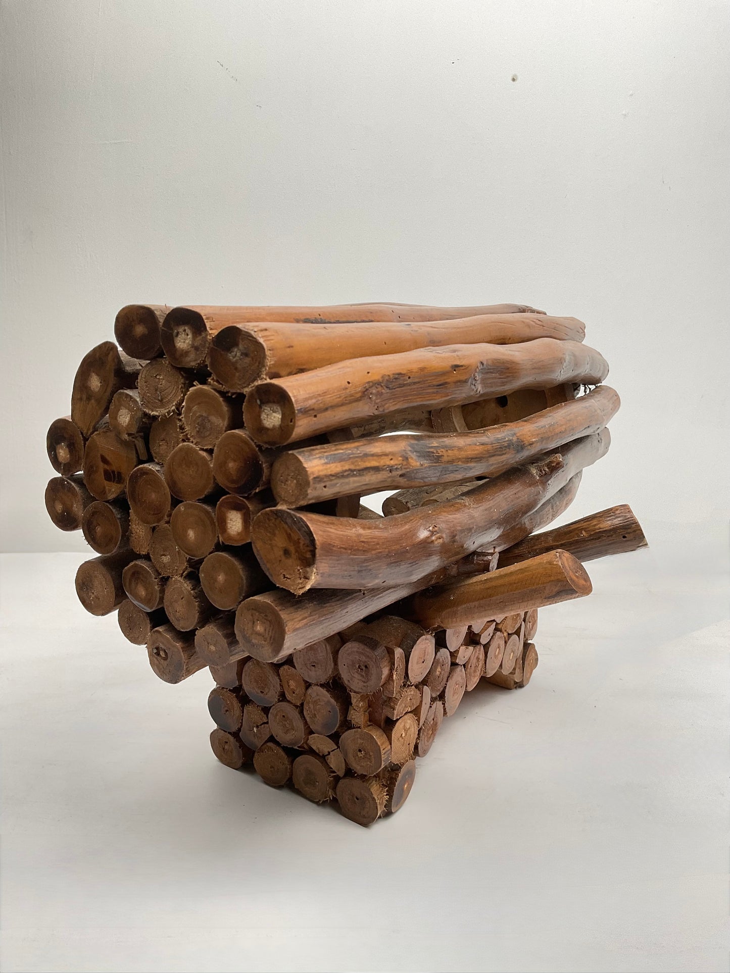 Rustic Harmony – Teak Log Centerpiece